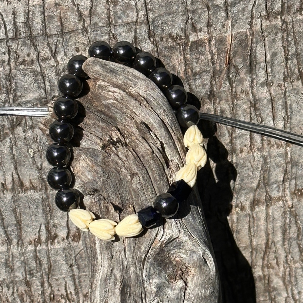 ❌SOLD Pīkake Carved Jasmine, Hematite & Swarovski bead Stretch Bracelet Handmade - Picture 3 of 3